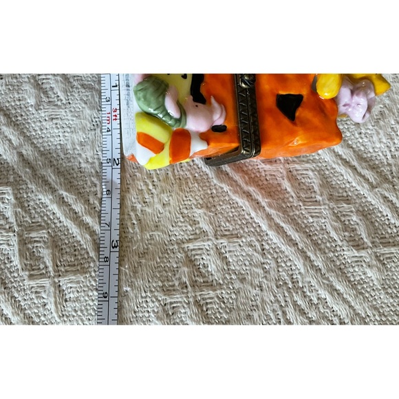 Classic POOH Porcelain Hinged Box Trick or Treat - Picture 9 of 10